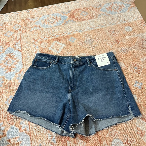 NWT Abercrombie & Fitch The 4” Mom Short High rise shorts size 16 or 33 - Picture 2 of 8